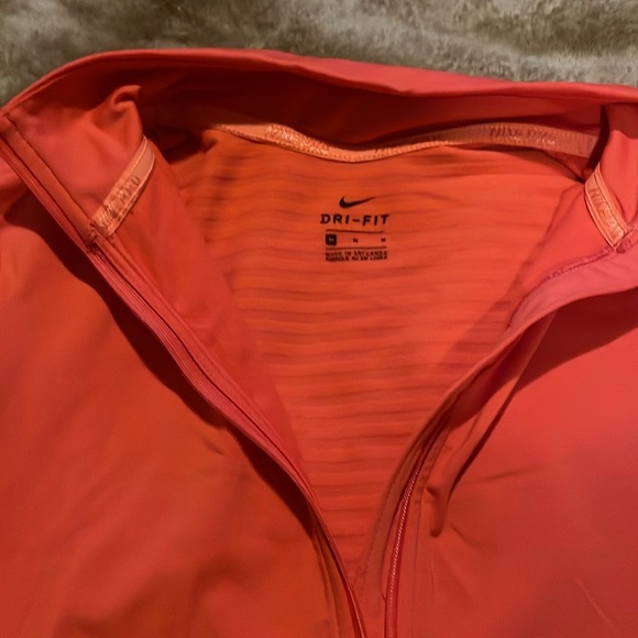 Women’s Nike medium Dri-fit top - Picture 7 of 7